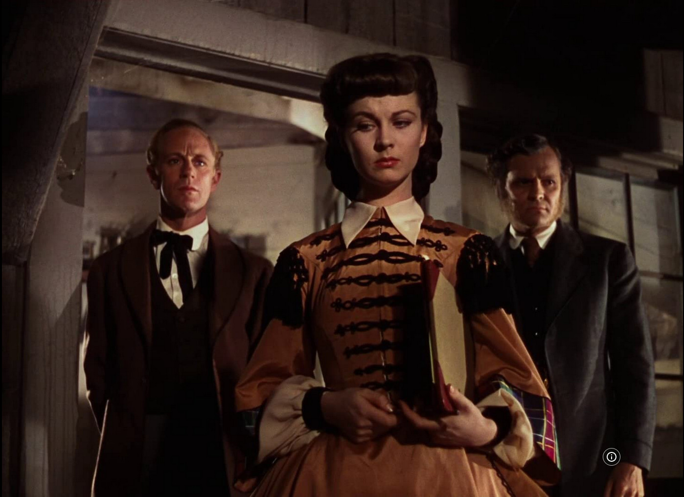 Glavna glumica pored 2 druga glumca.